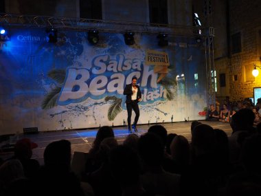 Sibenik, Hırvatistan - 7 Temmuz 2017: Rodrigo Cortazar Sibenik 'teki Salsa Beach Su Sıçratma Festivali' nde dans gösterileri