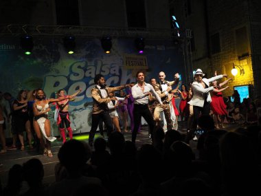 Sibenik, Hırvatistan - 7 Temmuz 2017: Sibenik 'teki Salsa Sahili Su Sıçratma Festivali' nde dans gösterileri