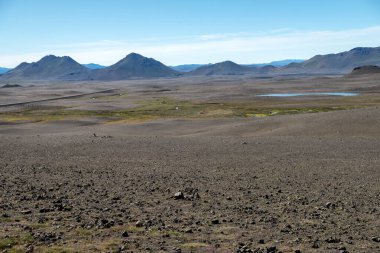 Karanlık lav çölü - İzlanda dağlarında büyük bir uçurum