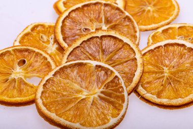 Kurutulmuş portakal dilimleri. İçecekler, tatlılar ve kokteyller için kurutulmuş kıtır meyveler.. 