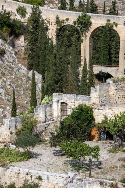 Puglia 'daki Gravina, kanyon boyunca uzanan Roma' nın iki katlı köprüsü. Apulia, Bari, İtalya