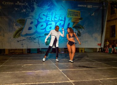 Sibenik, Hırvatistan - 6 Temmuz 2018: Sibenik 'teki Salsa Sahili Su Sıçratma Festivali' nde dans gösterileri