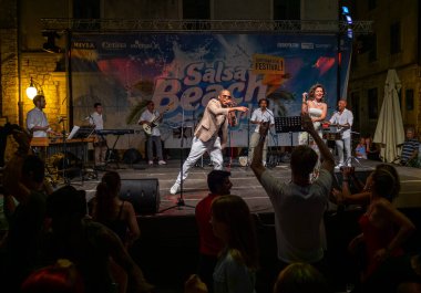 Sibenik, Hırvatistan - 6 Temmuz 2018: Ire Oyale Sextet Sibenik 'teki Salsa Beach Su Sıçratma Festivali' nde canlı performans sergiledi