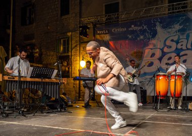 Sibenik, Hırvatistan - 6 Temmuz 2018: Ire Oyale Sextet Sibenik 'teki Salsa Beach Su Sıçratma Festivali' nde canlı performans sergiledi
