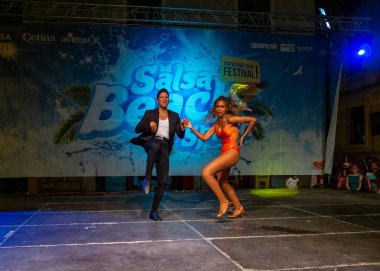 Sibenik, Hırvatistan - 6 Temmuz 2018: Rodrigo Cortazar Sibenik 'teki Salsa Beach Su Sıçratma Festivali' nde dans gösterisi düzenledi