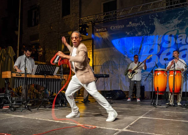 Sibenik, Hırvatistan - 6 Temmuz 2018: Ire Oyale Sextet Sibenik 'teki Salsa Beach Su Sıçratma Festivali' nde canlı performans sergiledi