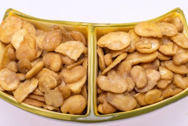 Sağlıklı bir vejetaryen ve vejetaryen diyet atıştırmalığı için kızarmış ve tuzlu fava fasulyesi. Protein, vitamin, beslenme lifleri ve besin değeri yüksek