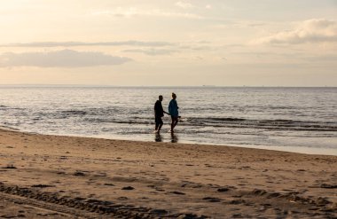 Stegna, Polonya - 4 Eylül 2020: Stegna, Pomerania sahilinde aşık bir çiftin romantik yürüyüşü. Polonya