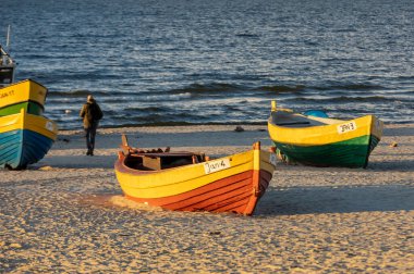 Jantar, Polonya - 7 Eylül 2020: Jantar, Pomerania, Polonya sahilindeki renkli balıkçı tekneleri