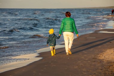 Stegna, Polonya - 4 Eylül 2020: Anne ve çocuk Stegna sahilinde yürüyorlar. Aktif ve sağlıklı yaşam tarzı. 