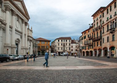 Bassano del Grappa, İtalya - 6 Eylül 2019: Bassano del Grappa 'da Piazza Liberta (Özgürlük Meydanı). İtalya