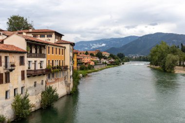 Bassano del Grappa, İtalya - 6 Eylül 2019: Bassano del Grappa 'daki Renkli Evler ve Brenta Nehri. İtalya
