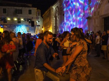 Sibenik, Hırvatistan - 6 Temmuz 2018: Sibenik 'teki Salsa Sahili Su Sıçratma Festivali' nde dans eden kalabalık