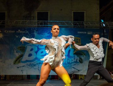 Sibenik, Hırvatistan - 6 Temmuz 2018: Sibenik 'teki Salsa Sahili Su Sıçratma Festivali' nde dans gösterileri
