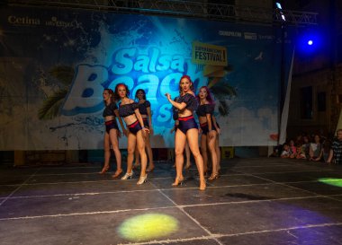 Sibenik, Hırvatistan - 6 Temmuz 2018: Sibenik 'teki Salsa Sahili Su Sıçratma Festivali' nde dans gösterileri