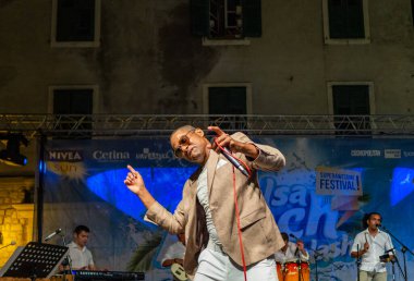 Sibenik, Hırvatistan - 6 Temmuz 2018: Ire Oyale Sextet Sibenik 'teki Salsa Beach Su Sıçratma Festivali' nde canlı performans sergiledi