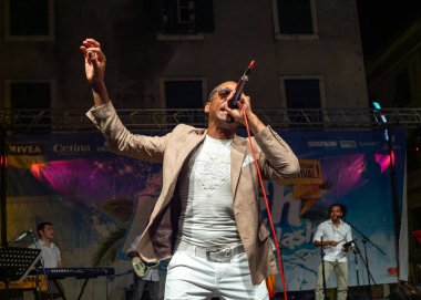 Sibenik, Hırvatistan - 6 Temmuz 2018: Ire Oyale Sextet Sibenik 'teki Salsa Beach Su Sıçratma Festivali' nde canlı performans sergiledi