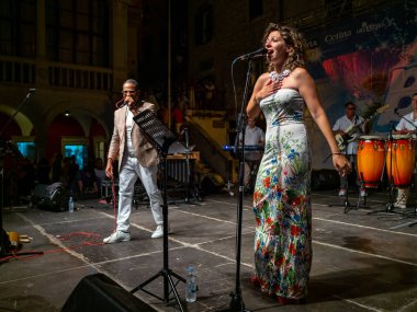 Sibenik, Hırvatistan - 6 Temmuz 2018: Ire Oyale Sextet Sibenik 'teki Salsa Beach Su Sıçratma Festivali' nde canlı performans sergiledi
