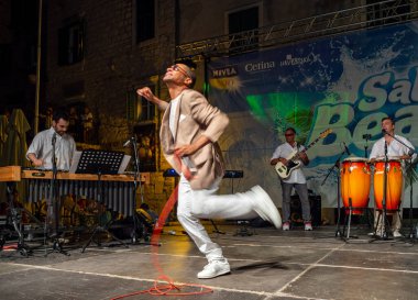 Sibenik, Hırvatistan - 6 Temmuz 2018: Ire Oyale Sextet Sibenik 'teki Salsa Beach Su Sıçratma Festivali' nde canlı performans sergiledi