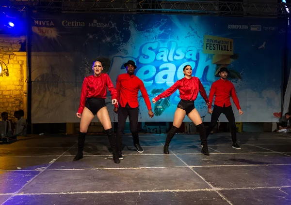Sibenik, Hırvatistan - 6 Temmuz 2018: Sibenik 'teki Salsa Sahili Su Sıçratma Festivali' nde dans gösterileri