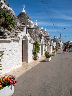 Alberobello, İtalya - 16 Eylül 2019: Trulli köyünde geleneksel beyaz evler. Alberobello, İtalya. Yapım tarzı İtalya 'nın Apulia bölgesindeki Murge bölgesine özgüdür (İtalyan Puglia bölgesinde). Kireç taşı ve temel taştan yapılmış..