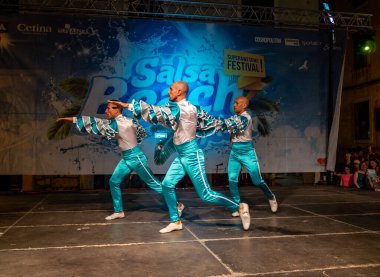 Sibenik, Hırvatistan - 6 Temmuz 2018: Grupo Alafia Sibenik 'teki Salsa Sahili Su Sıçratma Festivali' nde dans gösterisi