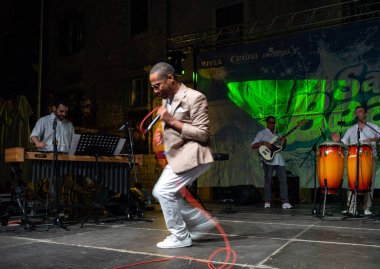 Sibenik, Hırvatistan - 6 Temmuz 2018: Ire Oyale Sextet Sibenik 'teki Salsa Beach Su Sıçratma Festivali' nde canlı performans sergiledi