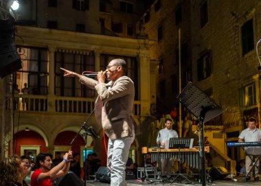 Sibenik, Hırvatistan - 6 Temmuz 2018: Ire Oyale Sextet Sibenik 'teki Salsa Beach Su Sıçratma Festivali' nde canlı performans sergiledi