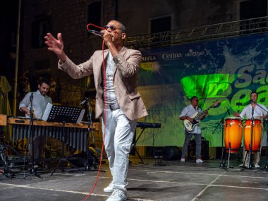 Sibenik, Hırvatistan - 6 Temmuz 2018: Ire Oyale Sextet Sibenik 'teki Salsa Beach Su Sıçratma Festivali' nde canlı performans sergiledi