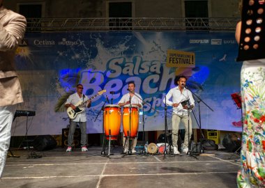 Sibenik, Hırvatistan - 6 Temmuz 2018: Ire Oyale Sextet Sibenik 'teki Salsa Beach Su Sıçratma Festivali' nde canlı performans sergiledi