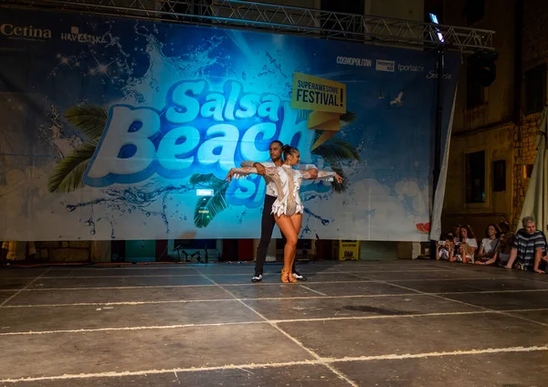 Sibenik, Hırvatistan - 6 Temmuz 2018: Sibenik 'teki Salsa Sahili Su Sıçratma Festivali' nde dans gösterileri
