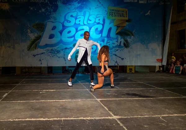 Sibenik, Hırvatistan - 6 Temmuz 2018: Sibenik 'teki Salsa Sahili Su Sıçratma Festivali' nde dans gösterileri
