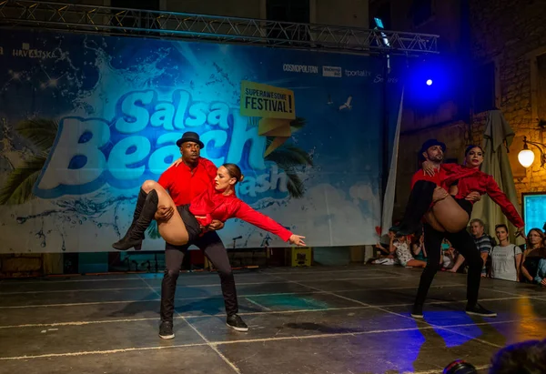 Sibenik, Hırvatistan - 6 Temmuz 2018: Sibenik 'teki Salsa Sahili Su Sıçratma Festivali' nde dans gösterileri