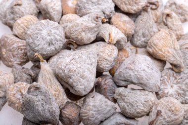 Pirinç unu serpilmiş kurutulmuş incir. Sağlıklı ve besleyici bir aperatif ve mükemmel bir mutfak ilavesi. 