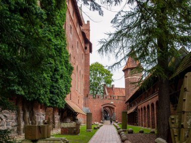 Malbork, Polonya - 8 Eylül 2020: Malbork Şatosu, eski adıyla Marienburg Şatosu, Töton Şövalyeleri Büyük Ustası, Malbork, Polonya 