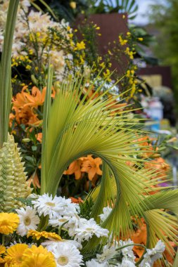 Renkli tropikal çiçeklerle süslenmiş güzel bir çiçek. 
