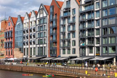 Gdansk, Polonya - 9 Eylül 2020: Eski Gdansk kasabasındaki tahıl ambarlarının modern mimarisi. Polonya