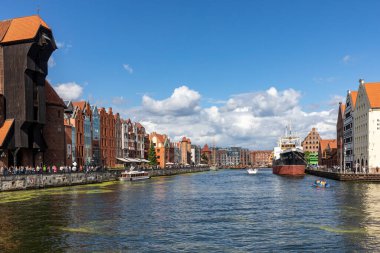 Gdansk, Polonya - 6 Eylül 2020: Gdansk, Eski Şehir - Polonya 'nın Motlawa Nehri kıyısındaki tarihi binalar