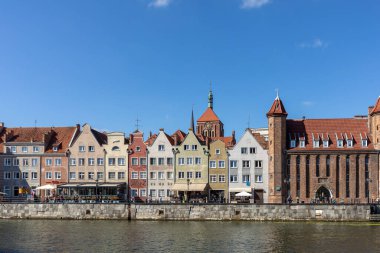 Gdansk, Polonya - 9 Eylül 2020: Gdansk, Eski Şehir - Polonya 'nın Motlawa Nehri kıyısında gabalı tarihi apartman evleri