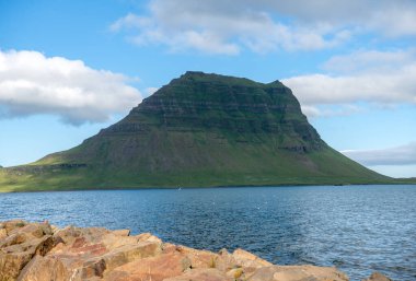 İzlanda dağlıklarında yosunlarla kaplı görkemli volkanik manzara