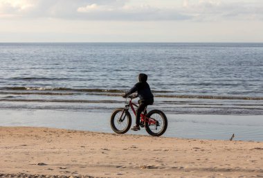  Stegna sahilinde bisiklete binmek. Aktif ve sağlıklı yaşam tarzı. 