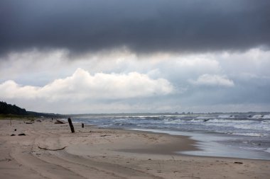 Bulutlu ve rüzgarlı bir günde Baltık Denizi