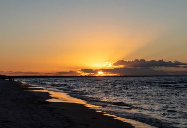 Jantar sahilinden güzel bir gün batımı manzarası. Pomerya, Polonya