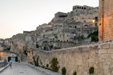 Matera, İtalya - 17 Eylül 2019: Matera şehrinde tarihi bir bölge olan Sassi di Matera 'nın tarihi mağara konutlarıyla tanınıyor. Basilicata. İtalya
