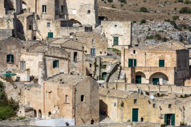 Matera, İtalya - 15 Eylül 2019: Matera şehrinin tarihi bir bölgesi olan Sassi di Matera 'nın tarihi mağara konutlarıyla tanınıyor. Basilicata. İtalya