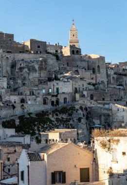 Matera, İtalya - 14 Eylül 2019: Matera şehrinde tarihi bir bölge olan Sassi di Matera 'nın manzarası, antik mağara evleri ile tanınıyor. Basilicata. İtalya