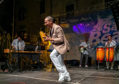 Sibenik, Hırvatistan - 6 Temmuz 2018: Ire Oyale Sextet Sibenik 'teki Salsa Beach Su Sıçratma Festivali' nde canlı performans sergiledi