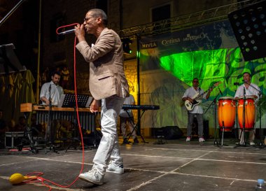 Sibenik, Hırvatistan - 6 Temmuz 2018: Ire Oyale Sextet Sibenik 'teki Salsa Beach Su Sıçratma Festivali' nde canlı performans sergiledi
