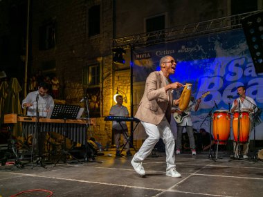 Sibenik, Hırvatistan - 6 Temmuz 2018: Ire Oyale Sextet Sibenik 'teki Salsa Beach Su Sıçratma Festivali' nde canlı performans sergiledi