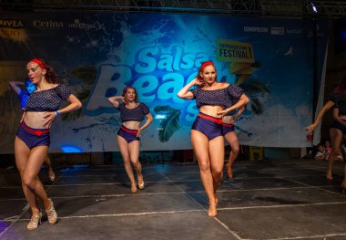 Sibenik, Hırvatistan - 6 Temmuz 2018: Sibenik 'teki Salsa Sahili Su Sıçratma Festivali' nde dans gösterileri